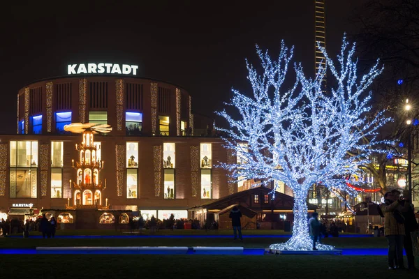 Traditionele kerstmarkt met verlichte boom in het midden — Stockfoto