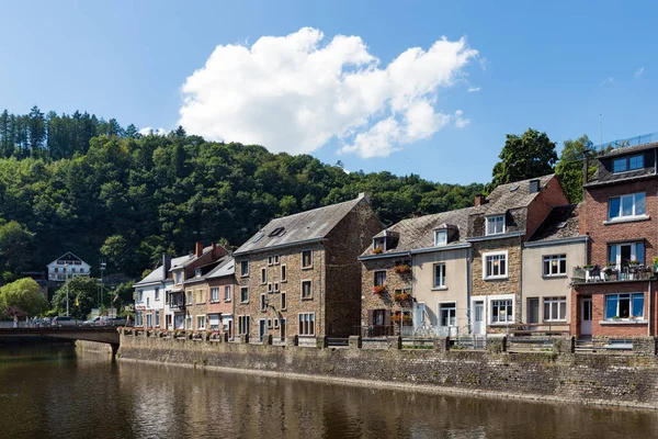 Floden Ourthe i den historiska stadskärnan La Roche-en-Ardenne i belgiska A — Stockfoto