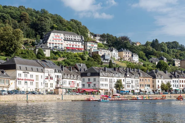 De rivier Semois met mensen ontspannen in waterfietsen in Belgische Bouillon — Stockfoto