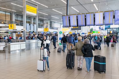 Gezginler ve başörtüsü Hollanda Schiphol Havaalanı'nda kadınla