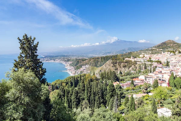 Taormina på sicilianska kusten med rökning Etna i fjärran — Stockfoto
