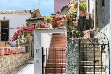 Avlu ile merdiven ve Sicilya Adası'nda Taormina'da tesisleri