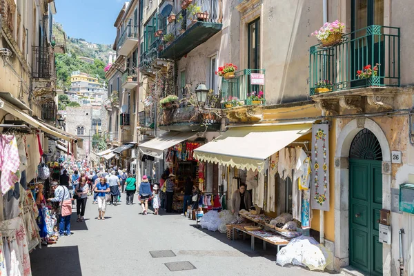 Los turistas de compras en Taormina en la isla Sicilia — Foto de Stock