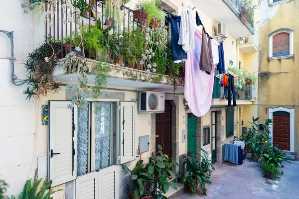 Patio con balcón, plantas y lavandería en Taormina en Sicili — Foto de Stock