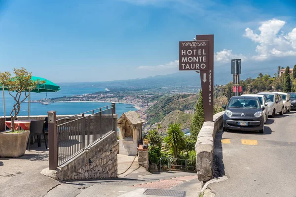 Wejście do 4-gwiazdkowy hotel w Taormina hotelu Sicily — Zdjęcie stockowe