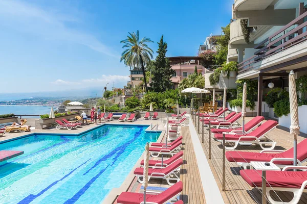 Yüzme Havuzu otel Taormina adlı Sicilyalı sahil Manzaralı — Stok fotoğraf