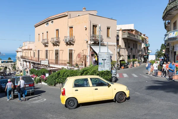 Centro con turistas y coches de Taormina en la isla Sicilia — Foto de Stock