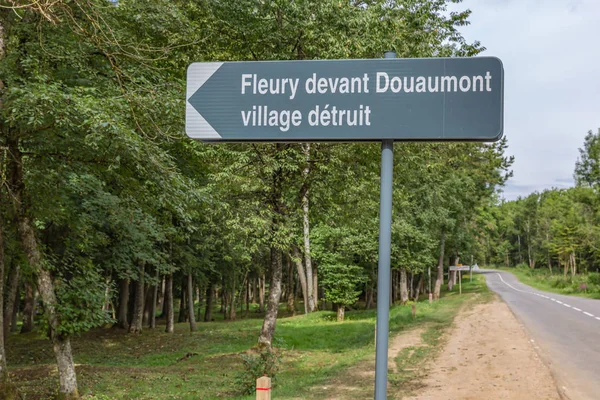 Дорожный знак к Флёри, разрушенной французской деревне во время Первой мировой войны. — стоковое фото