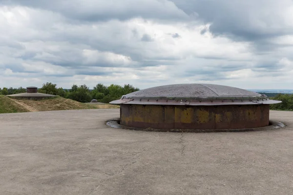 VERDUN, FRANCIA - 19 DE AGOSTO DE 2016: Fuerte Douaumont cerca de Verdún en Francia con torreta de ametralladora —  Fotos de Stock