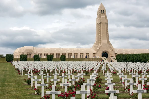 Ossuário Douaumont e cemitério WW1 Verdun, França — Fotografia de Stock