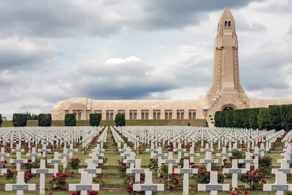 Douaumont ossuary y el cementerio de la Primera Guerra Mundial Verdun, Francia — Foto de Stock