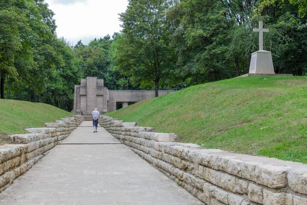 Velho visitando WW1 memorial Trench de Bayonets em Douaumont — Fotografia de Stock