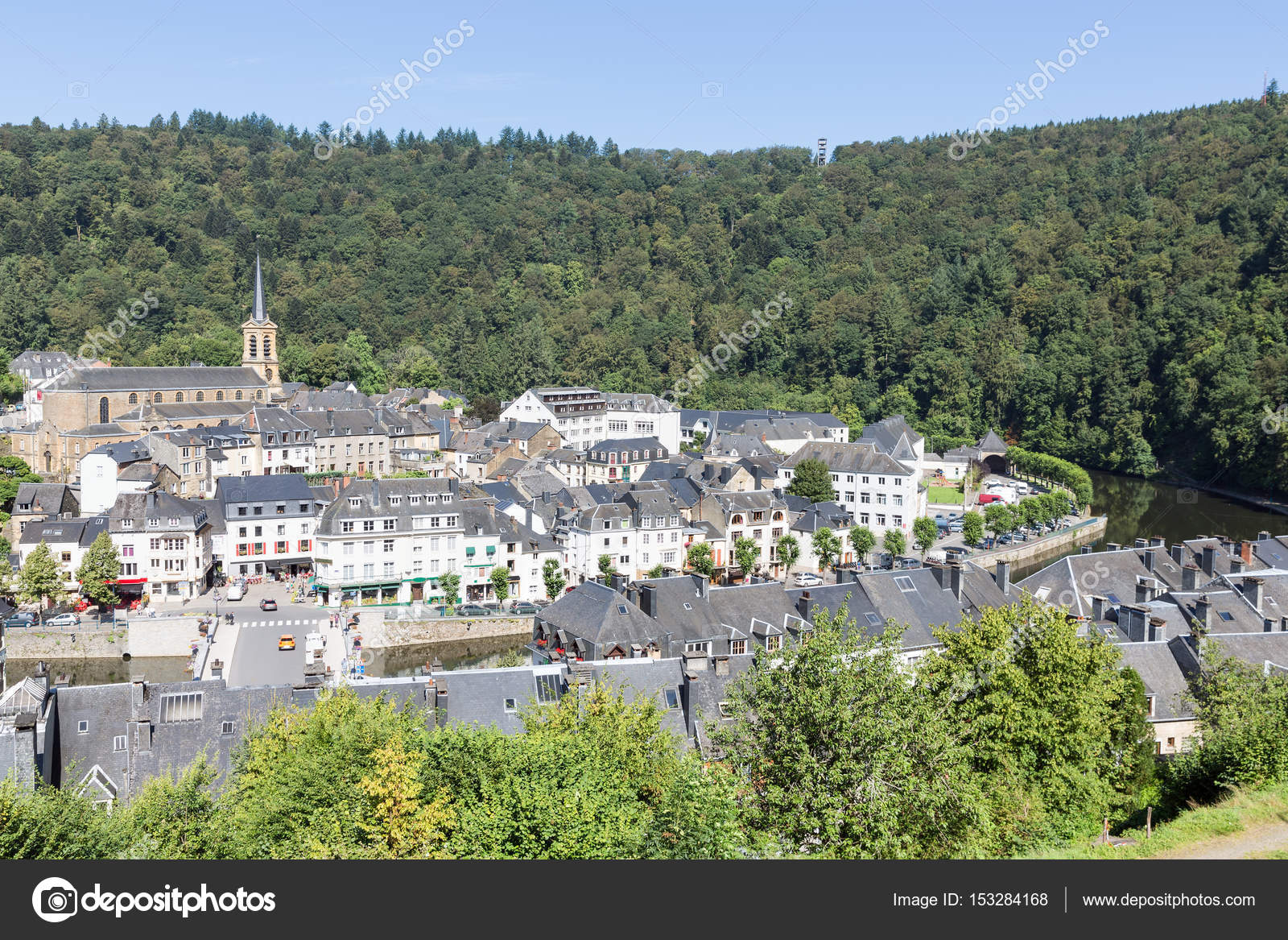 Luchtfoto middeleeuwse stad Bouillon, langs de rivier Semois in België