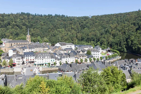 Luftaufnahme mittelalterliche Stadtbouillon entlang des Flusses Semois in Belgien — Stockfoto