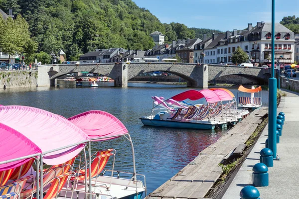 เมืองยุคกลาง Bouillon กับแม่น้ํา Semois และ pedalo ในเบลเยียม — ภาพถ่ายสต็อก