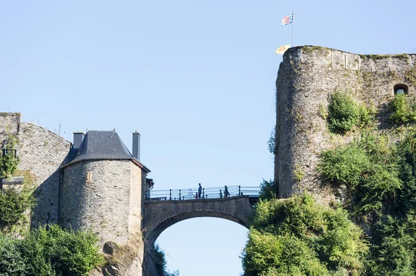 Vista para as paredes e trava ponte Belga medieval Castelo Bouillon — Fotografia de Stock