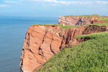 Almanca, kırmızı kayalıklarla Helgoland Adası