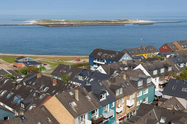 Vista aérea em casas da ilha alemã Helgoland e vista para D — Fotografia de Stock