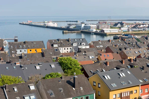 Widok z lotu ptaka o domy i portu niemieckiej wyspie Helgoland — Zdjęcie stockowe