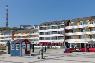 Alman liman boyunca rahatlatıcı insanlar Helgoland Adası