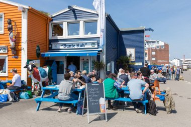 Teras Restoran liman Helgoland yakınındaki insanlara