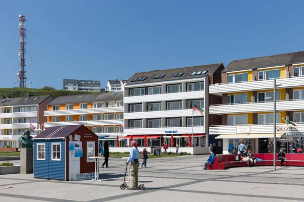 Ontspannen mensen langs de haven binnen het Duitse eiland Helgoland — Stockfoto