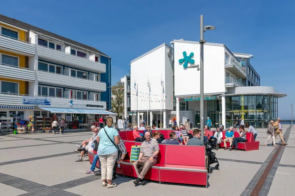 Relaxační lidí na plaza blízko přístavu německých ostrov Helgoland — Stock fotografie