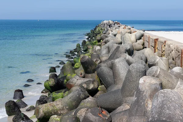 Golfbreker met concrete tetrapods op Duits eiland Duin in de buurt van hij — Stockfoto