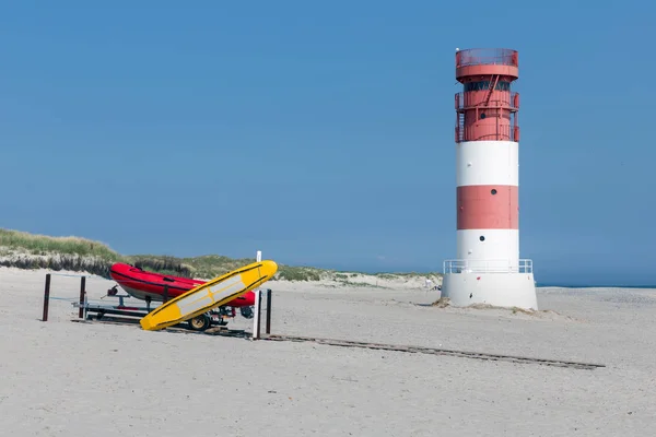 Farol e barcos de resgate na praia de Dune, ilha perto de Helgol — Fotografia de Stock