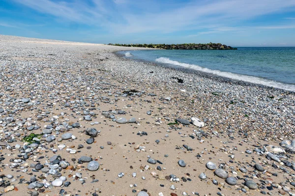 Helgoland yakınındaki Alman Dune Adası'nda çakıl plaj — Stok fotoğraf