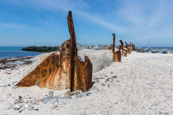 砂丘、ヘルゴラント、Ger 近くの小さな島で古い虫歯防波堤 — ストック写真