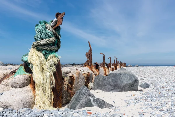 Gamla skämda vågbrytaren på Dune, liten ö nära Helgoland, Ger — Stockfoto