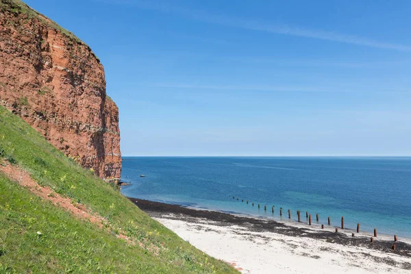 Red cliffs and beach at German island Helgoland — Stock Photo, Image