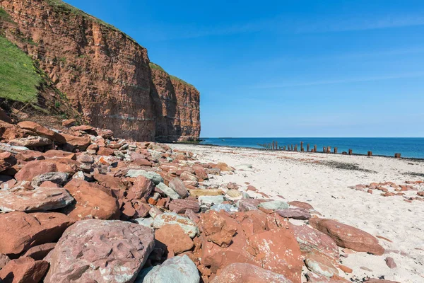 Rote Klippen und Strand auf Helgoland — Stockfoto