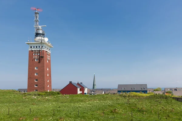 Leuchtturm und Häuser auf der Helgolandinsel — Stockfoto
