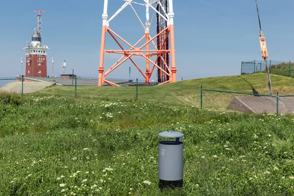 Lighthouse and telecommunication tower at German Helgoland islan — Stock Photo, Image