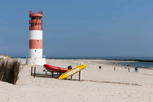 Farol e turistas assistindo selos na praia da ilha alemã — Fotografia de Stock