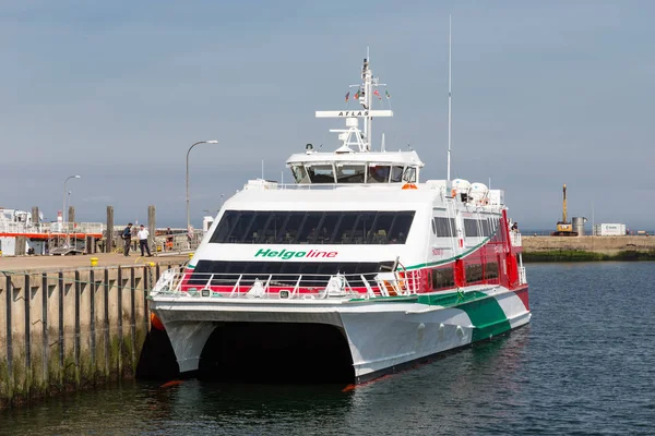 Ferry in harbor Helgoland ready for departure to Cuxhaven, Germa — Stock Photo, Image