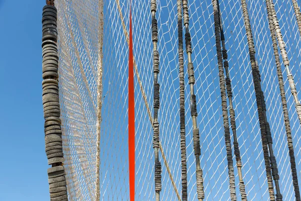 Secado de red de pesca en el viento —  Fotos de Stock