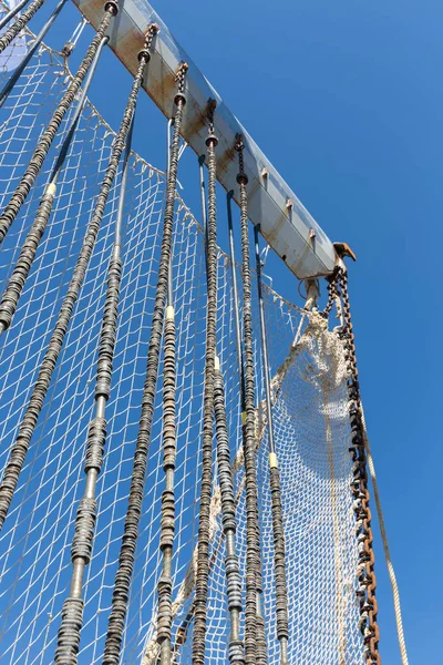 Secado de red de pesca en el viento — Foto de Stock