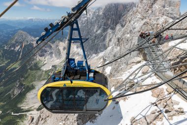 Teleferik Avusturyalı Dachstein buzul dağ st yaklaşıyor