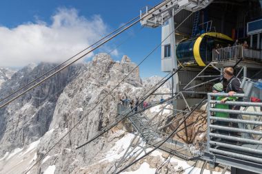 Teleferik Avusturyalı Dachstein buzul dağ st yaklaşıyor