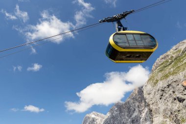 Teleferik Avusturya Alpleri'nde mavi gökyüzü karşı