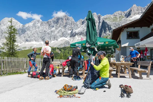 Alpinisten bereiten ihre Ausrüstung für das Klettern in Österreich vor — Stockfoto