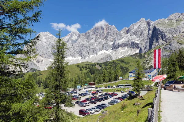 Parkplatz der österreichischen Dachstein-Gletscherbahn — Stockfoto