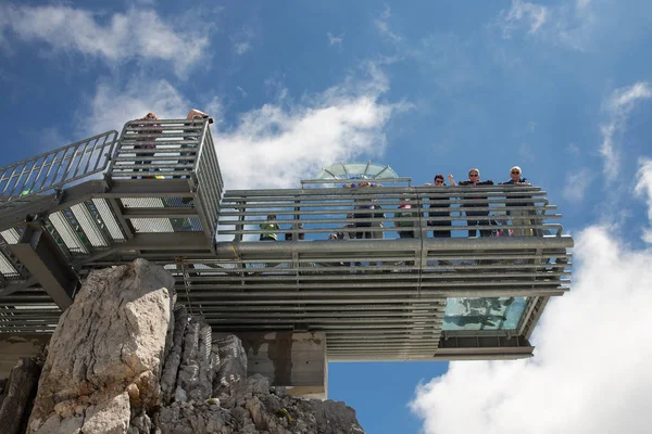 Mirador estación de montaña austriaca de Dachstein con gente admiri —  Fotos de Stock