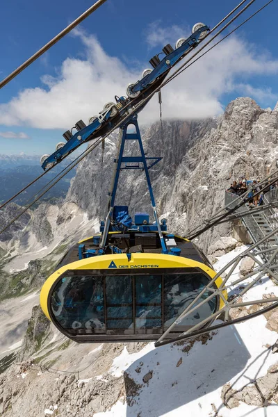 Seilbahn nähert sich dem österreichischen Dachsteingletscher — Stockfoto