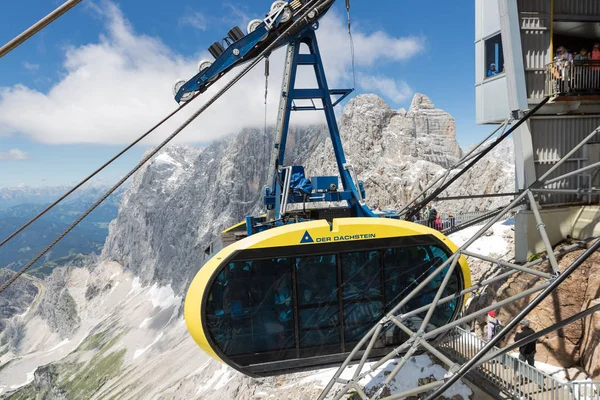 Kabelbaan naderen van de Oostenrijkse Dachstein gletsjer berg st — Stockfoto