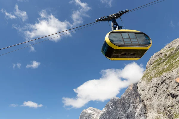Seilbahn gegen blauen Himmel in den österreichischen Alpen — Stockfoto