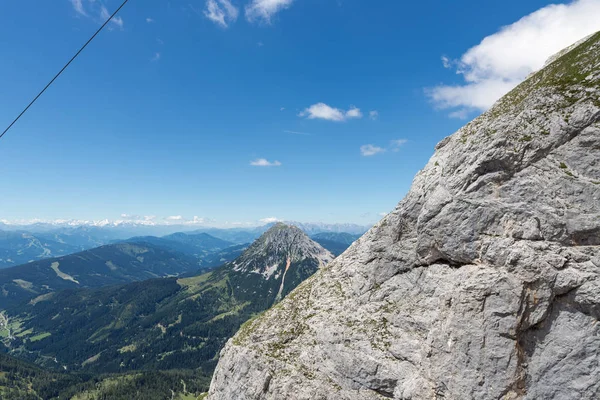 Close-up van Oostenrijkse Dachstein bergen met duidelijke blauwe hemel — Stockfoto